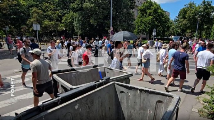 Građani prelaze pešački prelaz